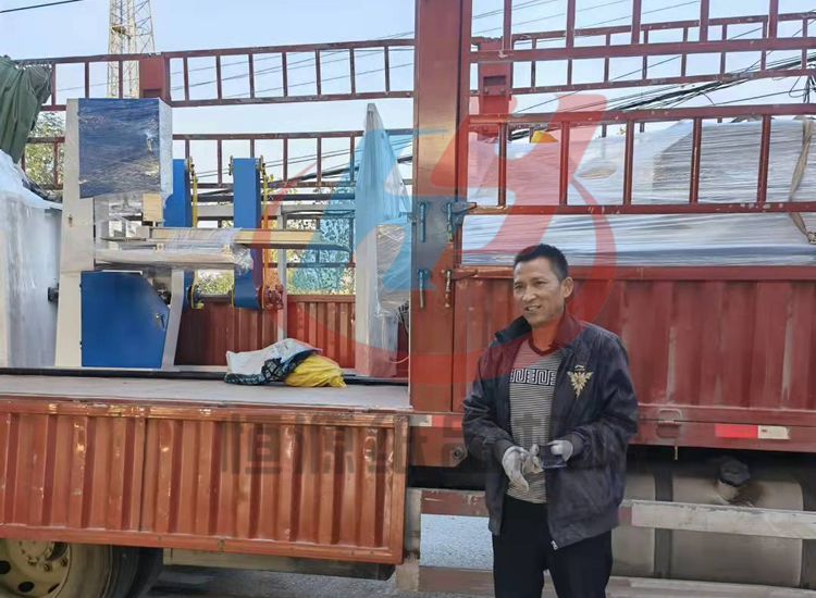 十一過后，河北客戶李經(jīng)理來我廠購買新型衛(wèi)生紙加工設(shè)備